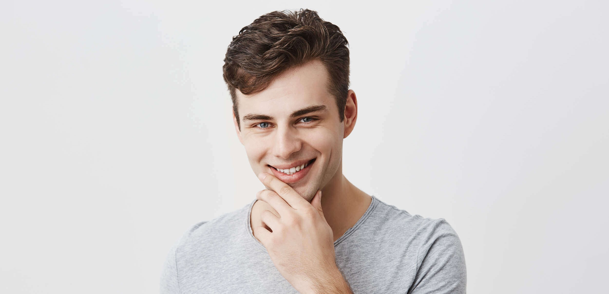 hombre joven con bonita sonrisa y dientes blancos