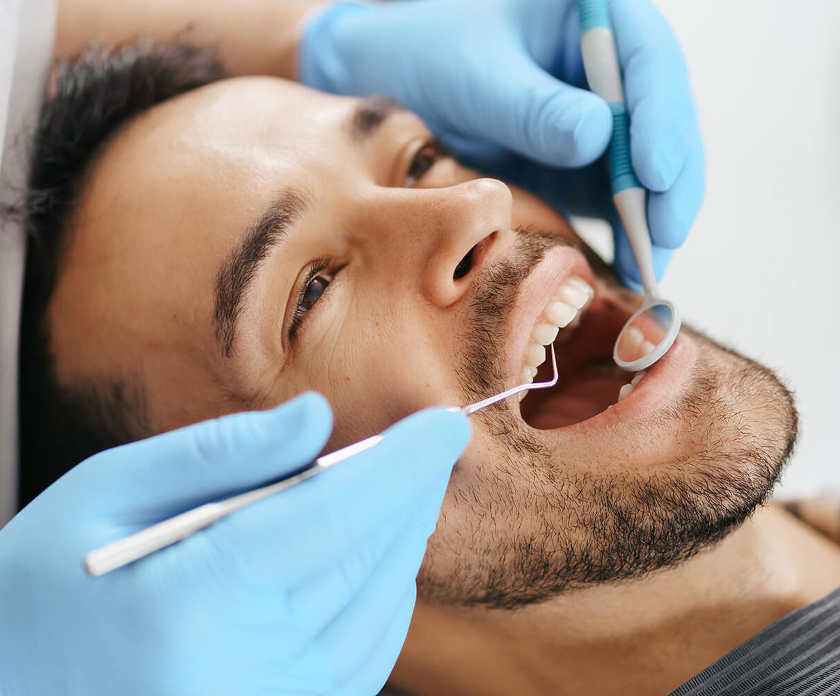 Colocación prótesis dental sobre implantes