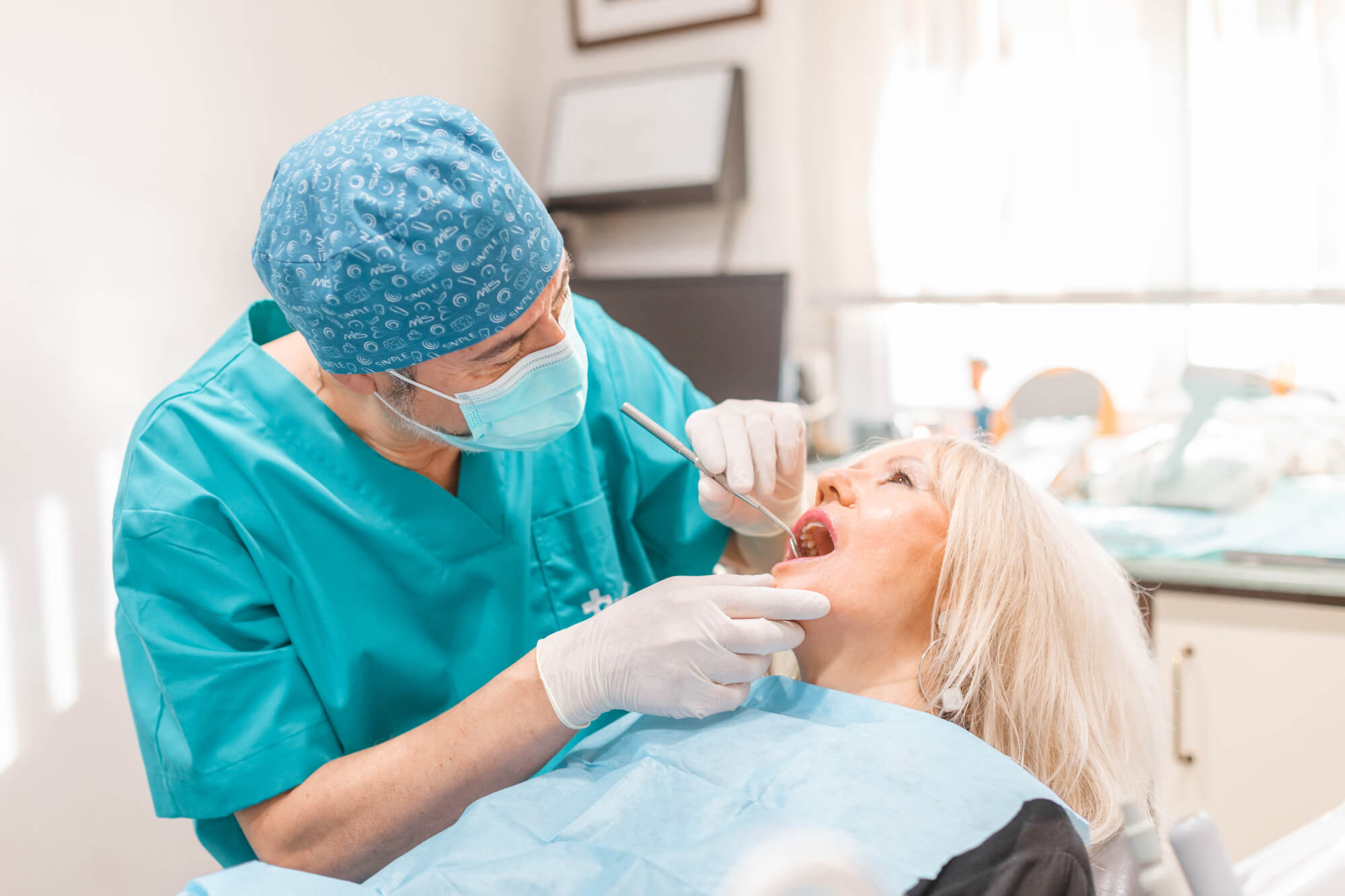 Mantenimiento de los implantes dentales tanto a nivel profesional como en casa